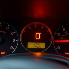 Samochód traci moc przy przyspieszaniu – najczęstsze przyczyny i co sprawdzić